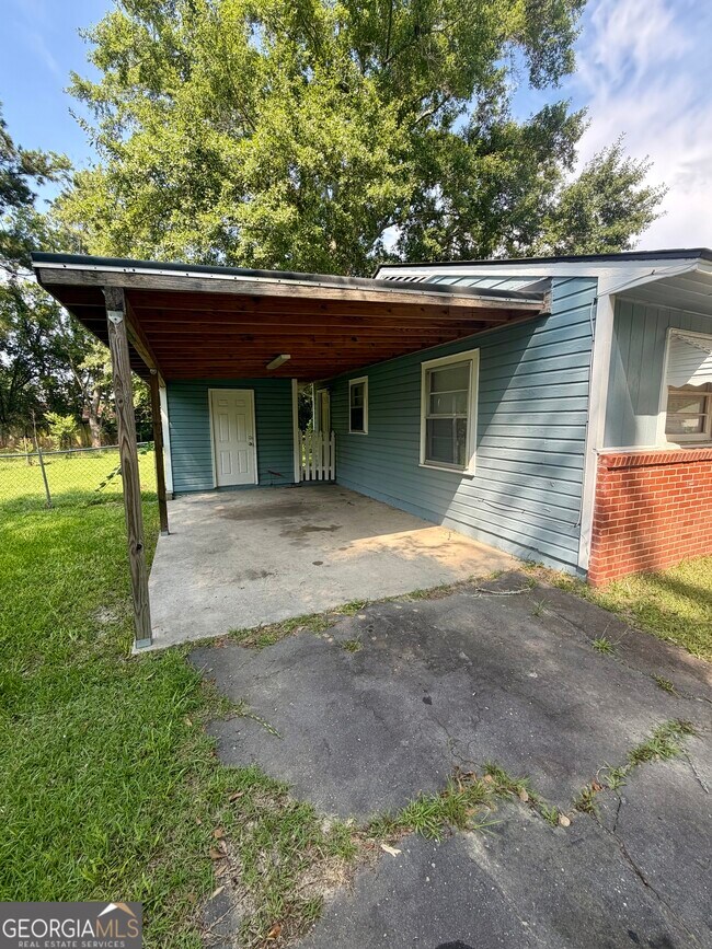 Building Photo - 208 Crescent Dr