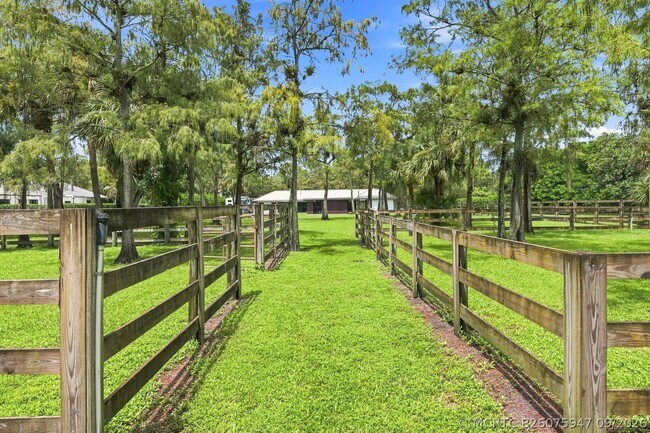 Building Photo - 14902 Paddock Dr