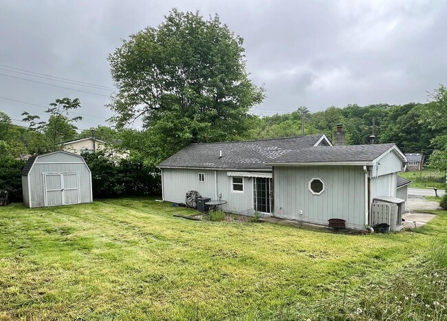 Building Photo - 453 Clove Rd
