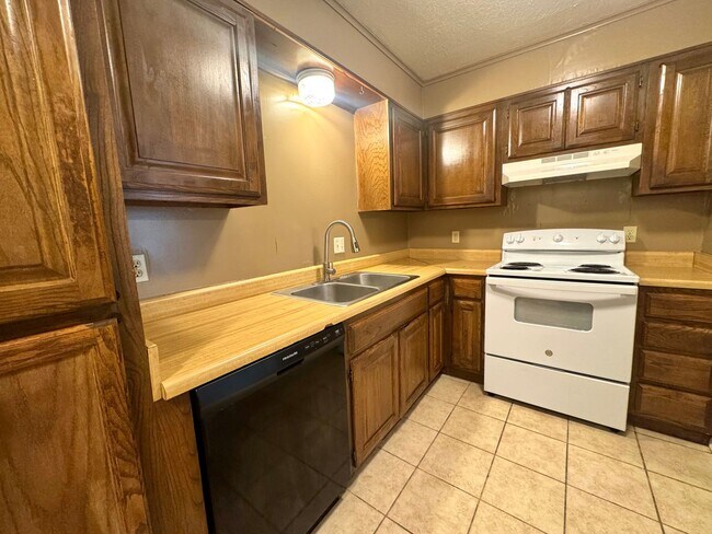 Building Photo - Gorgeous 3 Bedroom 2 bathroom duplex In Br...