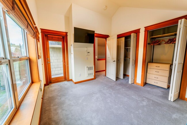 Building Photo - Beautiful 2BR/1.5BA Corner Townhome in the...