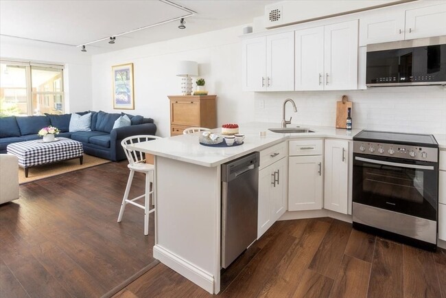 Primary Photo - 145 Pinckney St