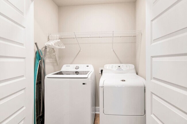 Building Photo - 3 Bedroom Townhouse in Bellview