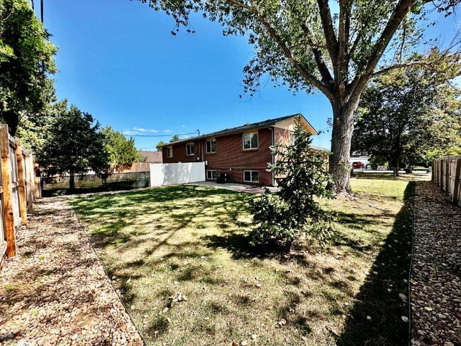 Building Photo - AVAILABLE OCTOBER! Wonderful 3 bed/2 bath ...