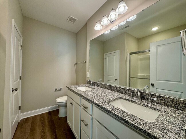 Building Photo - Kings Grant Townhomes