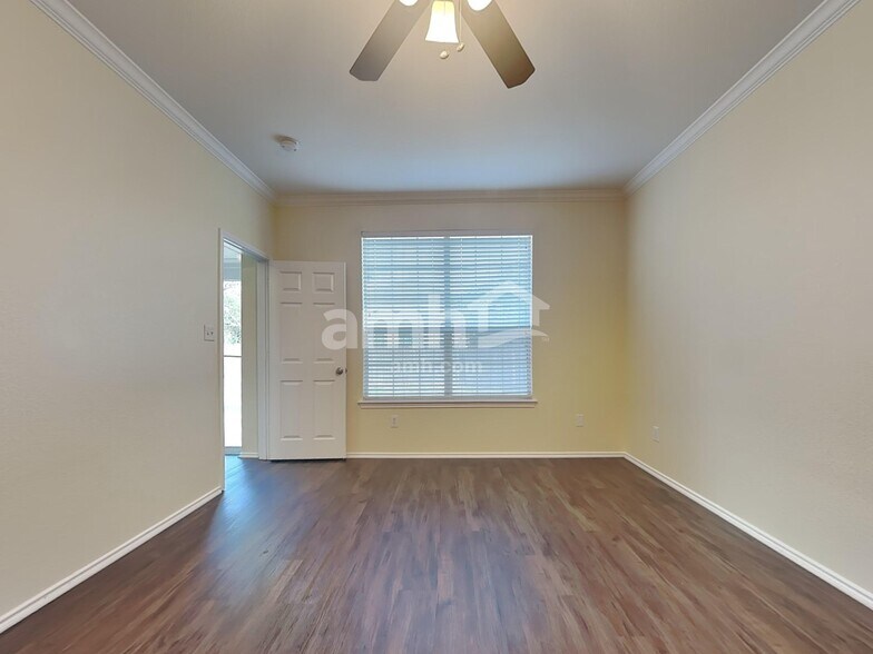 Building Photo - 221 Covent Dr