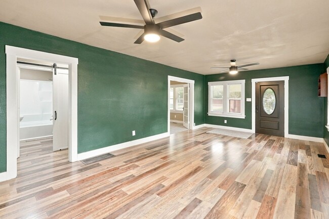 Building Photo - 1213 SW Plass Ave