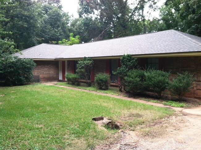 Primary Photo - Large secluded 4 bedroom/2 bath in Blude R...