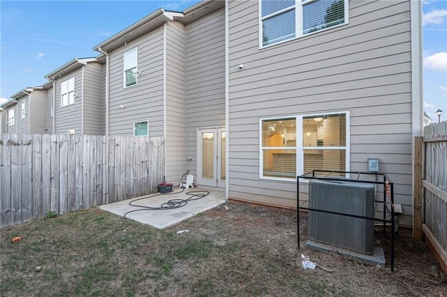 Building Photo - 5820 Calle Vis Dr