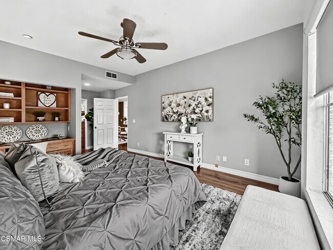 Building Photo - 5420 Sylmar Ave