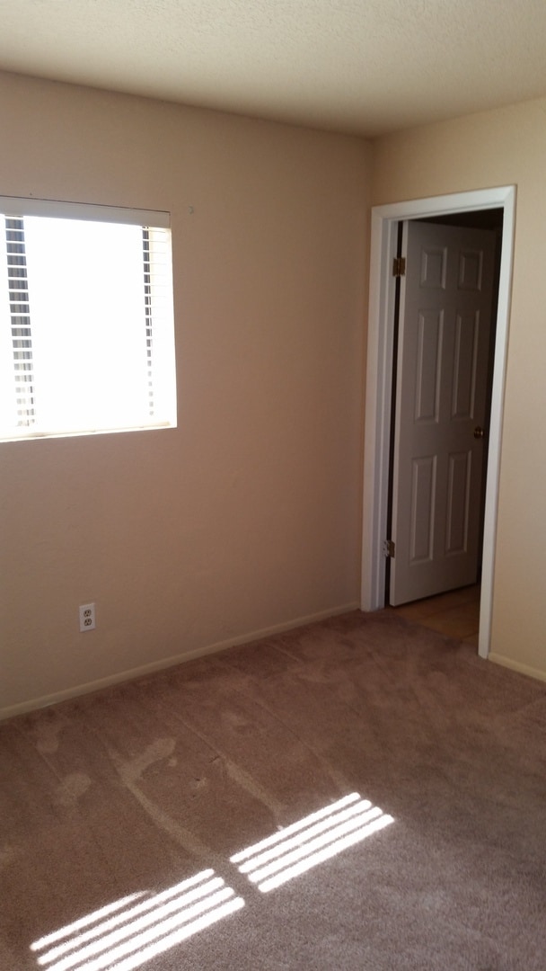 Building Photo - 3 Bedroom Home, Central Location