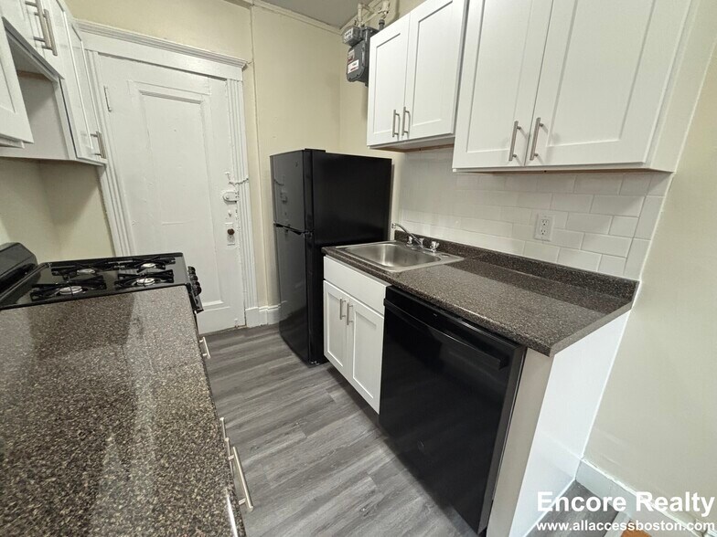 Building Photo - 462 Park Dr