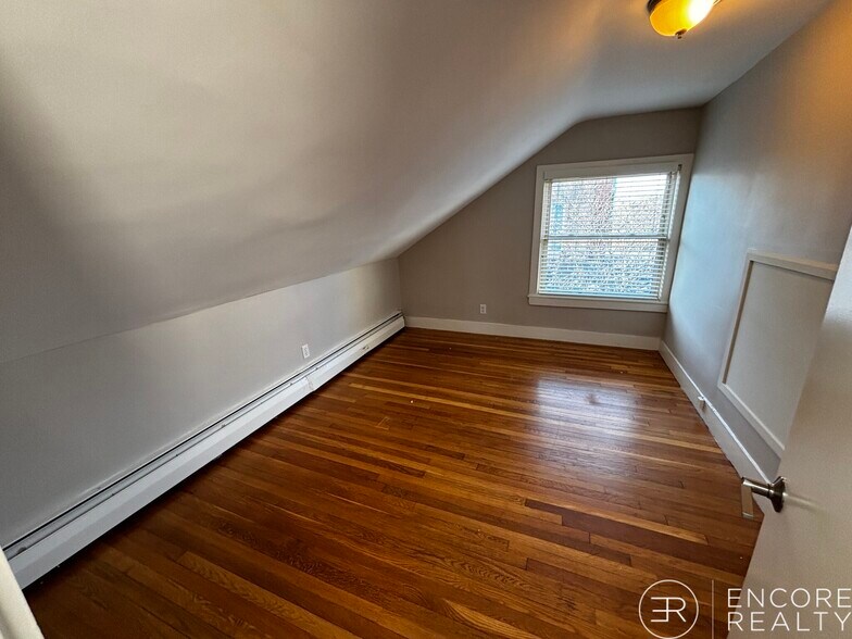 Building Photo - 222 Banks St