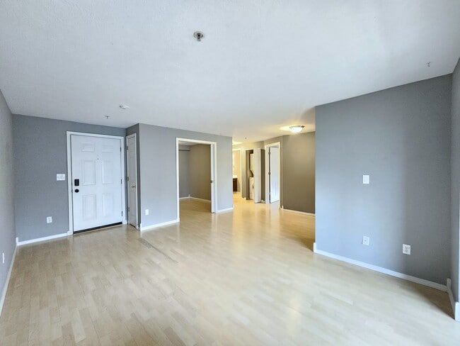 Building Photo - $1,600 - 1 Bed / 1 Bath Gorgeous Condo Unit in University District