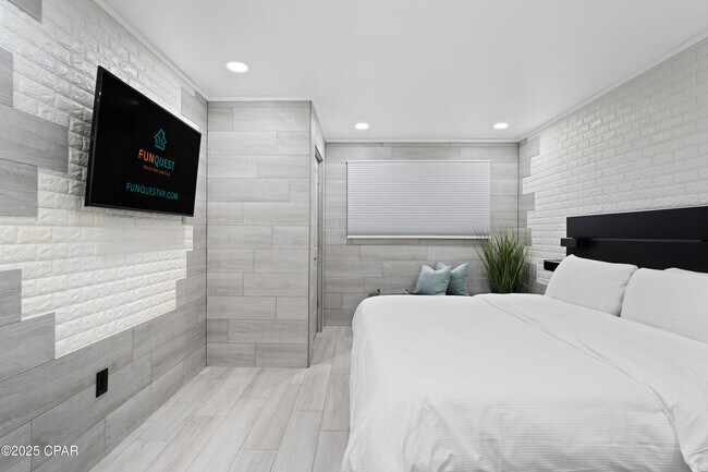 Building Photo - 8743 Thomas Dr