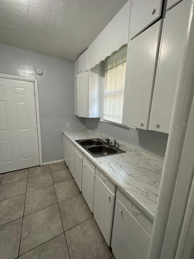 Building Photo - Fully Renovated 2/1 Single Family Ready to Move In!!!