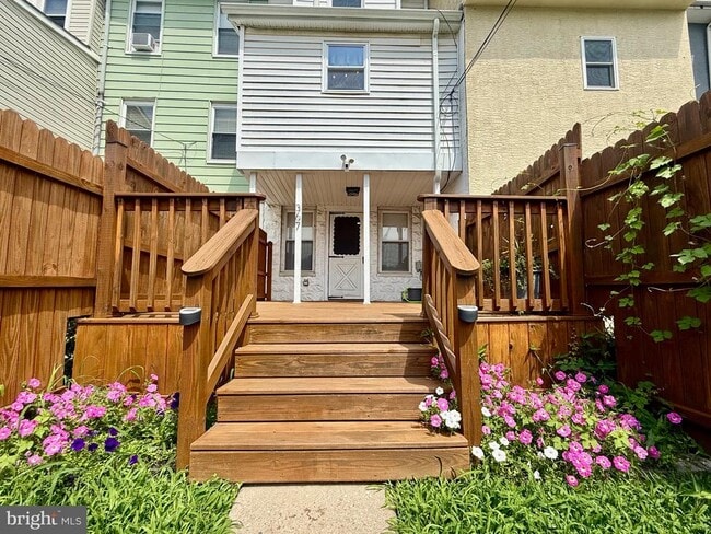 Building Photo - 367 E Hector St