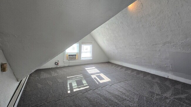 Building Photo - 2047 Lawrence Ave