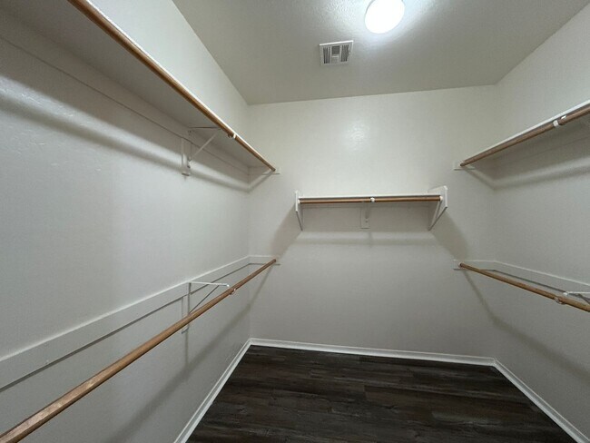 Building Photo - 955 E Knox Rd