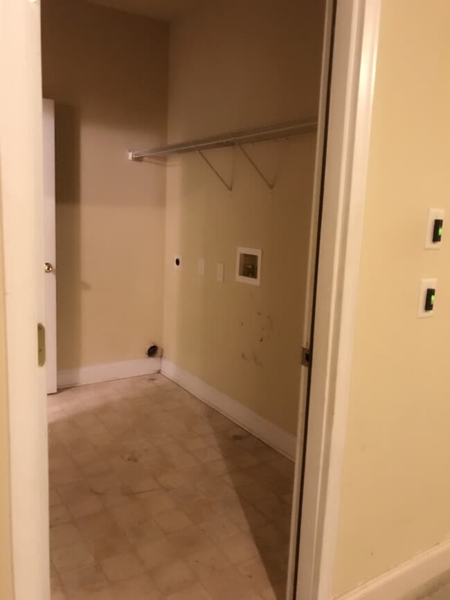 Building Photo - 535 Roland Manor Dr