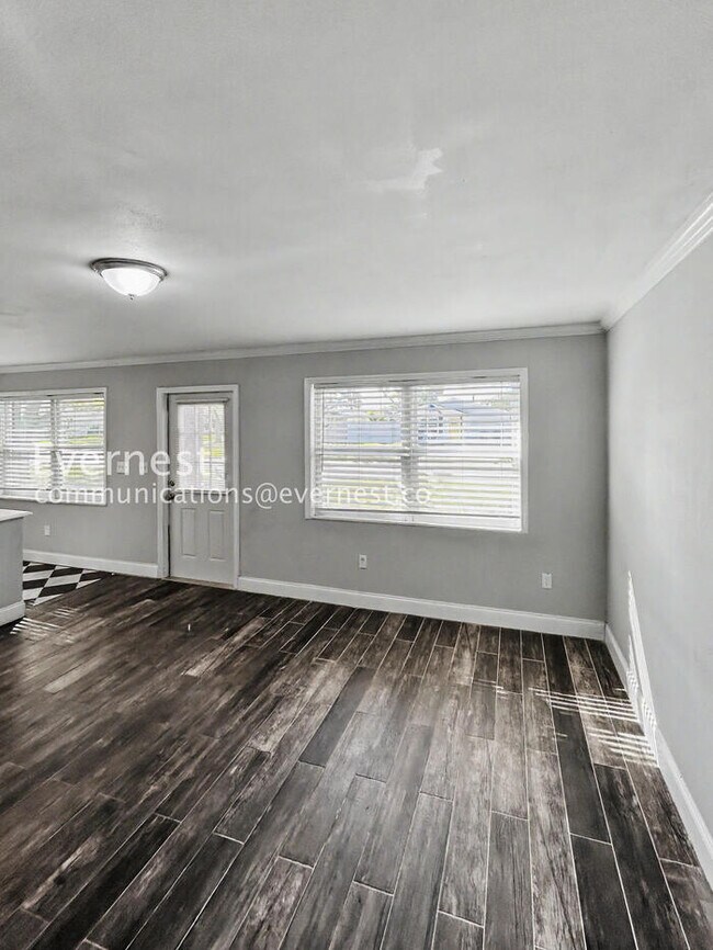 Building Photo - 1885 Shore Acres Blvd NE