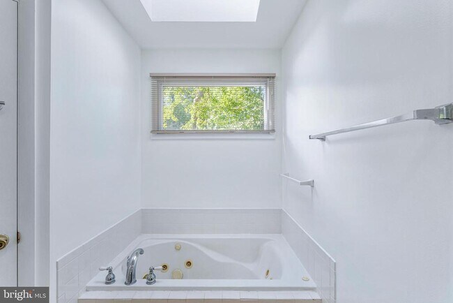 Building Photo - 6503 Friars Ct