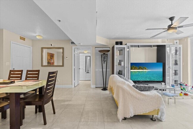 Building Photo - 609 E Sheridan St