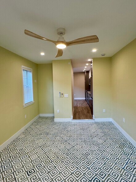 Living room with stylish ceiling fan/light - 136 E King St