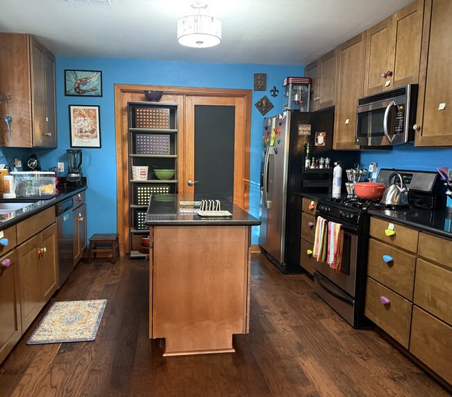 Colorful kitchen fully equipped - 3311 River Rd