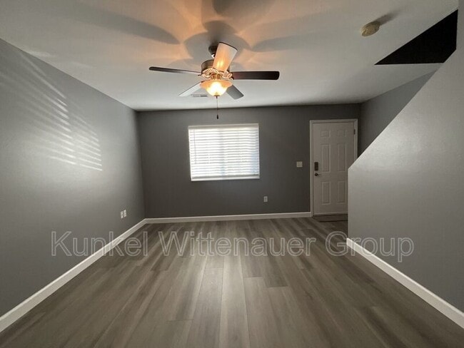 Building Photo - 704 Fountain View Dr