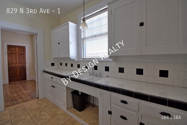 Building Photo - Historic - 1918 - 2 Bed 1 Bath - Just off ...