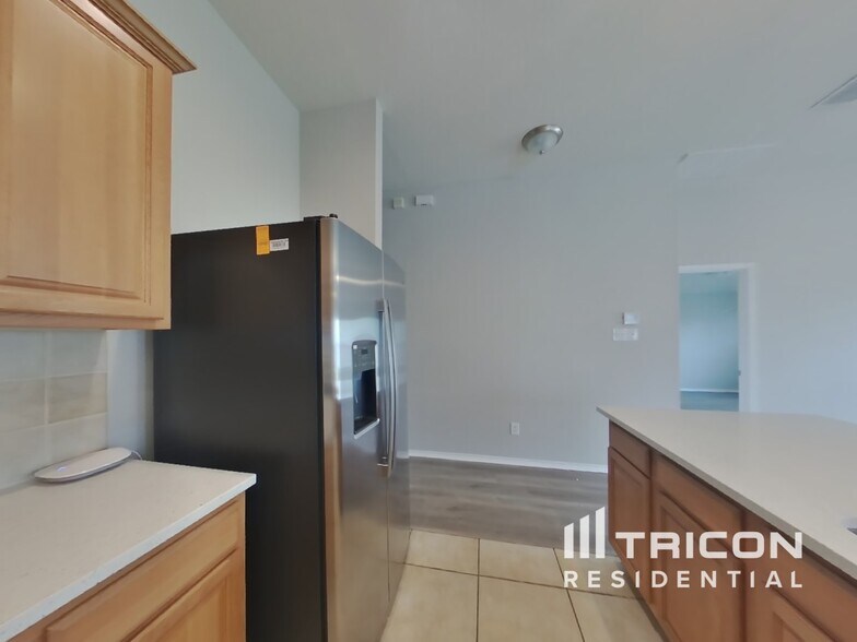 Building Photo - 2125 Bluebell Dr