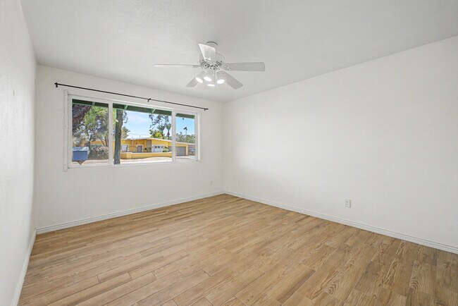 Building Photo - 3922 E Sahuaro Dr