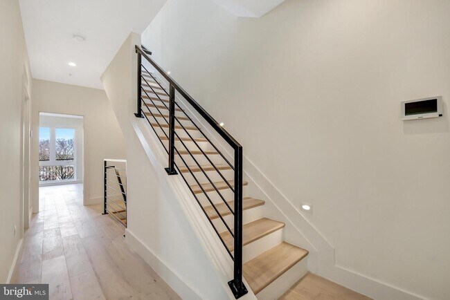 Building Photo - 2121 3rd St NE