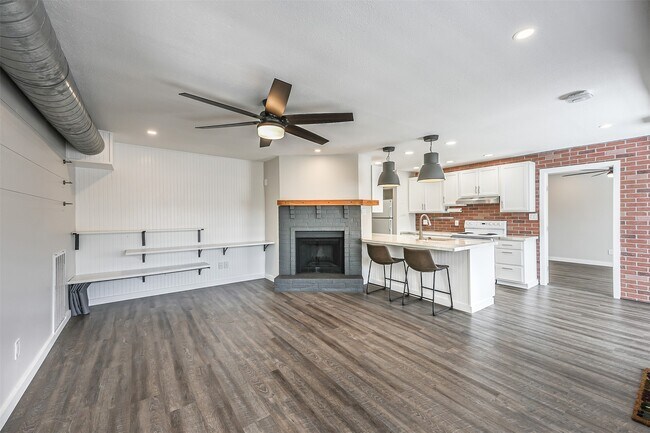 Primary Photo - 1500 Bay Area Blvd