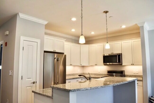 Building Photo - 3 bed 2.5 bath home available 9/1.