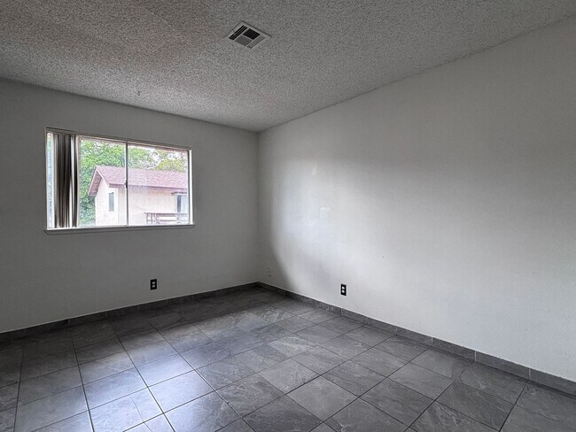 Building Photo - Great 2 bedroom 1 bath condo with a Covered Parking outdoor patio and in great Condition!