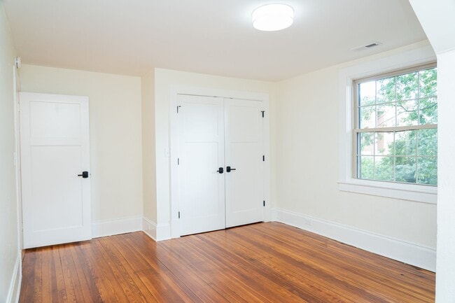 Building Photo - Large 4 Bedroom Home On Oakhurst Circle