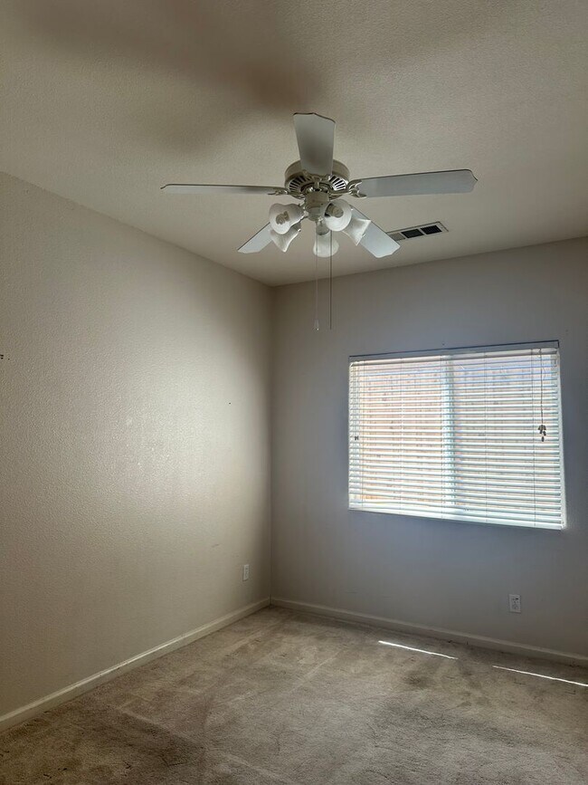 Building Photo - Cozy home in well established neighborhood...
