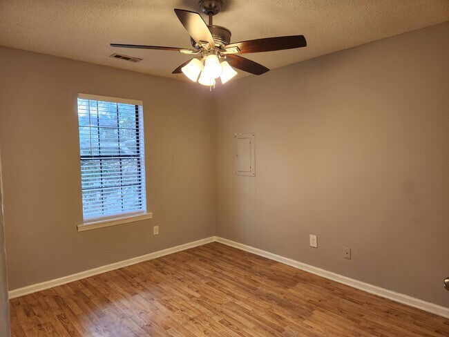 Building Photo - 2-Bedroom Apartment in Prime Decatur Location - Don't Miss Out!