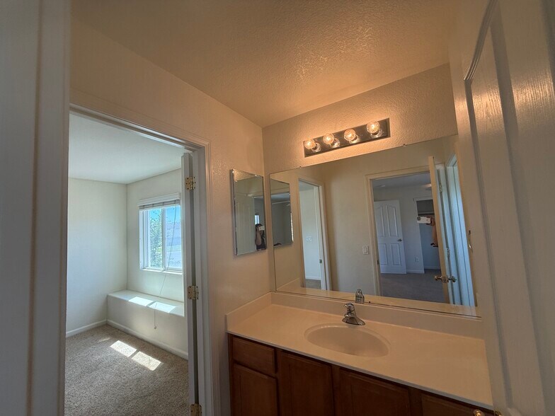 Building Photo - 9633 McKenna Dr
