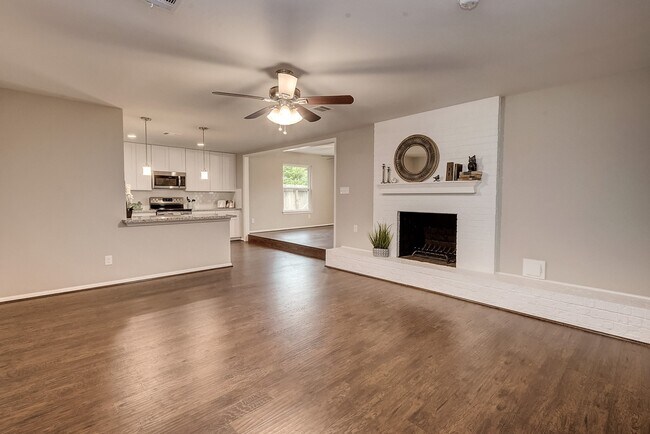 Building Photo - 158 Bluebonnet St