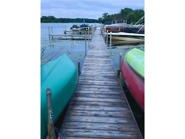 Building Photo - 1304 W Medicine Lake Dr