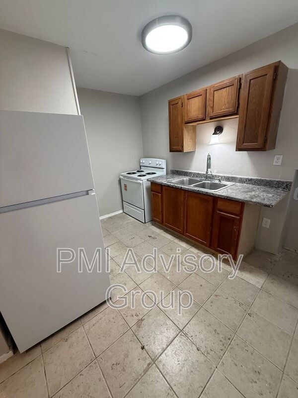 Building Photo - 3525 SE Adams St