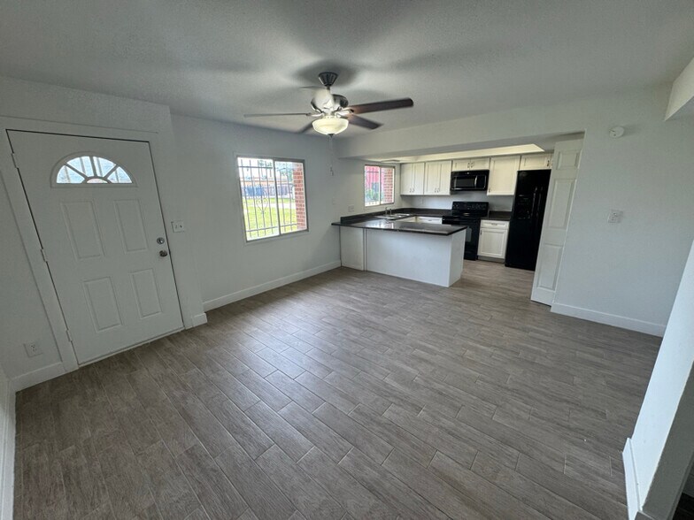 Primary Photo - 6531 N 44th Ave