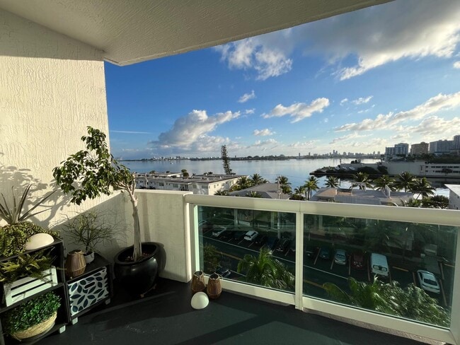 Building Photo - 7910 Harbor Island Dr