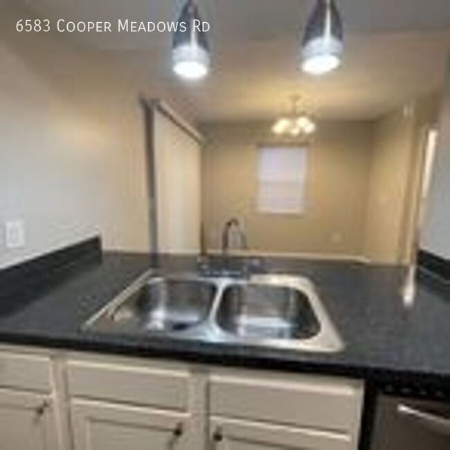 Building Photo - 2 Bed 2.5 Bath - Updated, Scenic, Convenient