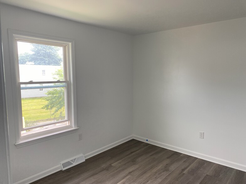 Rear Bedroom - 747 Union St