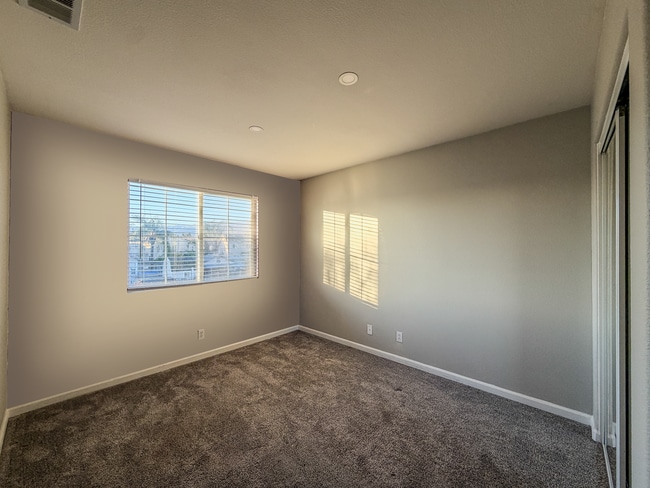 Building Photo - Fantastic. Three bedroom in Gilroy. Corner Lot