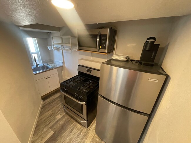 Building Photo - 2 bedrooms remodeled duplex with a spaciou...